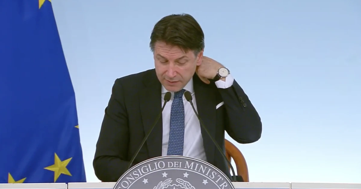 Coronavirus, Giuseppe Conte e il gelo in sala: la giornalista rifiuta il microfono per paura del contagio