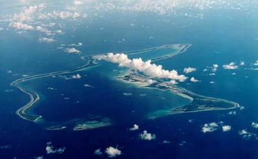 Iran, la guerra nel Golfo in diretta. Missili contro la base Diego Garcia, Teheran: "Non siamo stati noi"