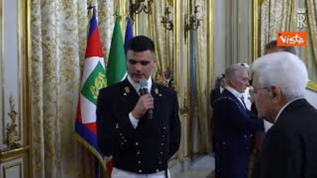 Mattarella riceve in dono un inclinometro a bolla all'incontro con la Marina Militare al Quirinale