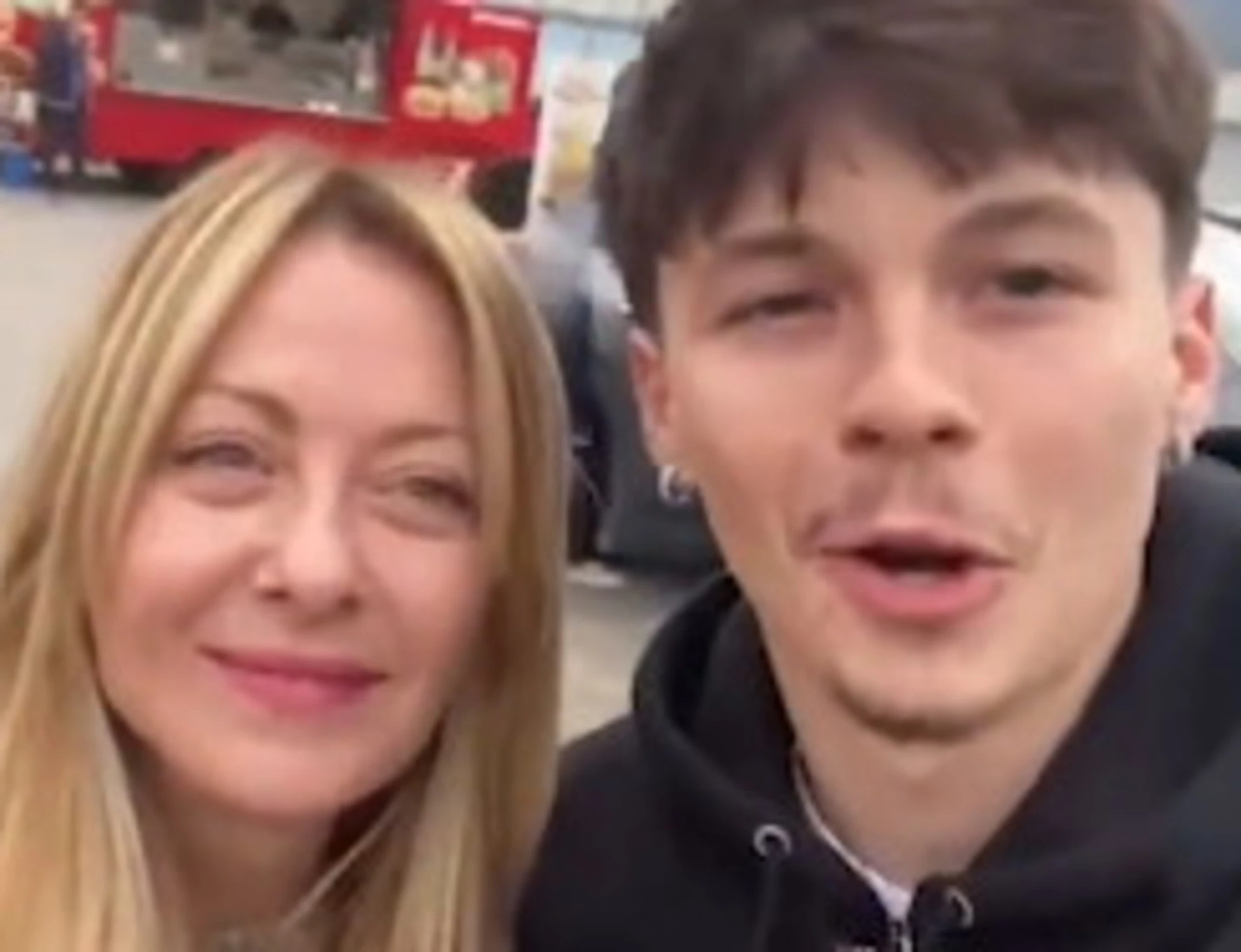 Meloni, l'agguato del ragazzino: "Io voto no". Come gli risponde la premier: altra lezione alla sinistra