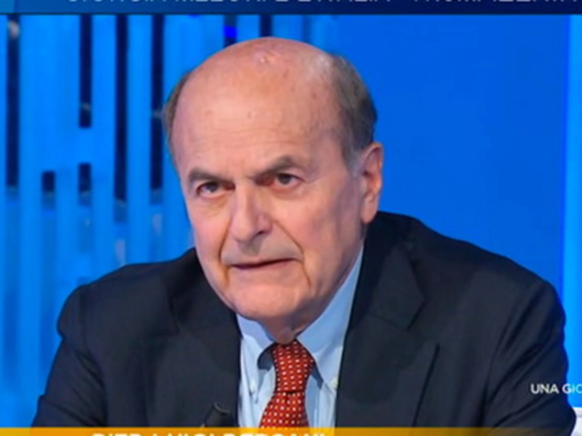 Pier Luigi Bersani travolto dagli insulti: "Buongiorno da Rimini", si copre di ridicolo