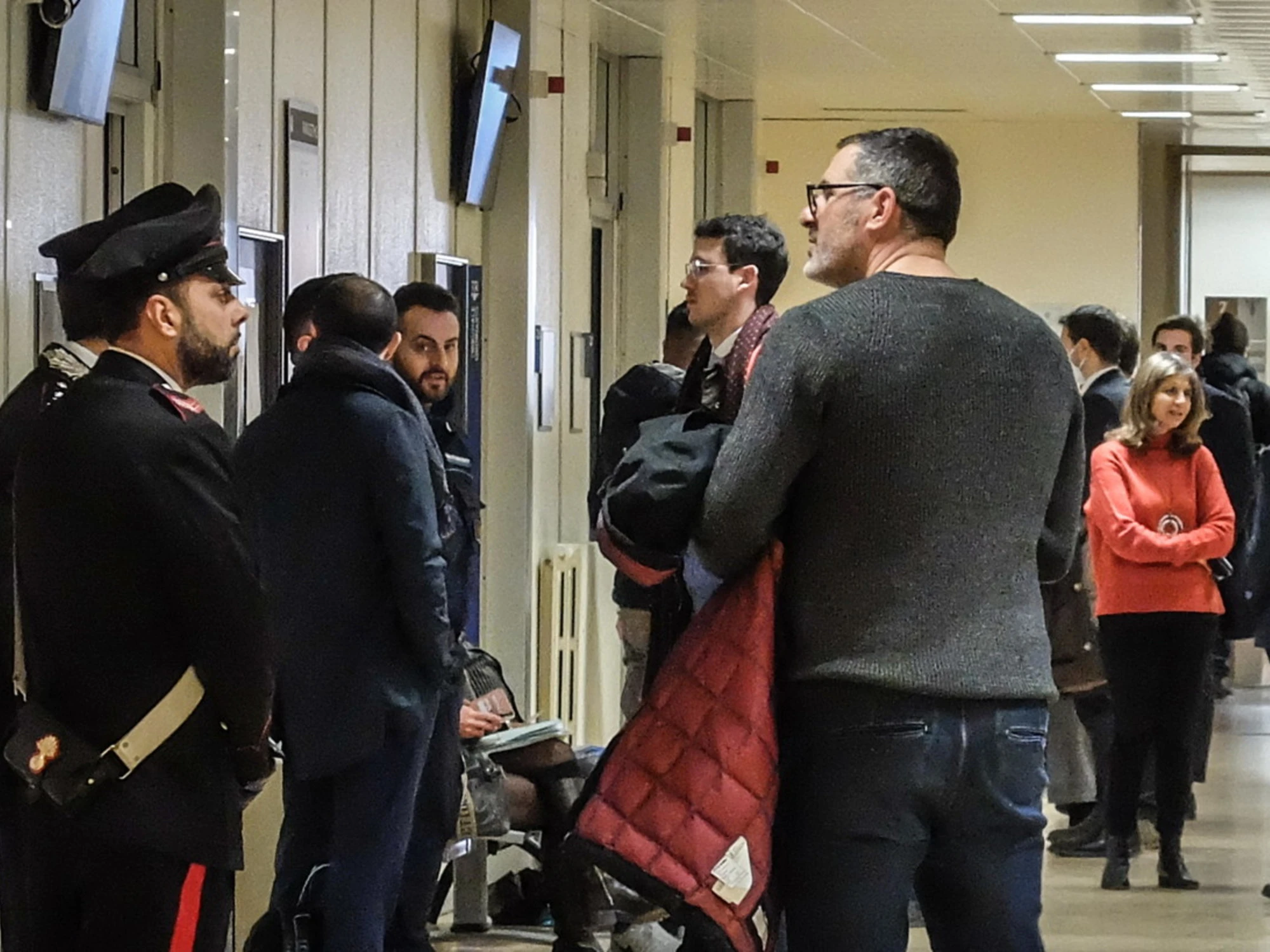 Cristiano Lucarelli, il figlio assolto dall'accusa di stupro e lui sbrocca: urla e insulti, sfascia una colonnina in tribunale