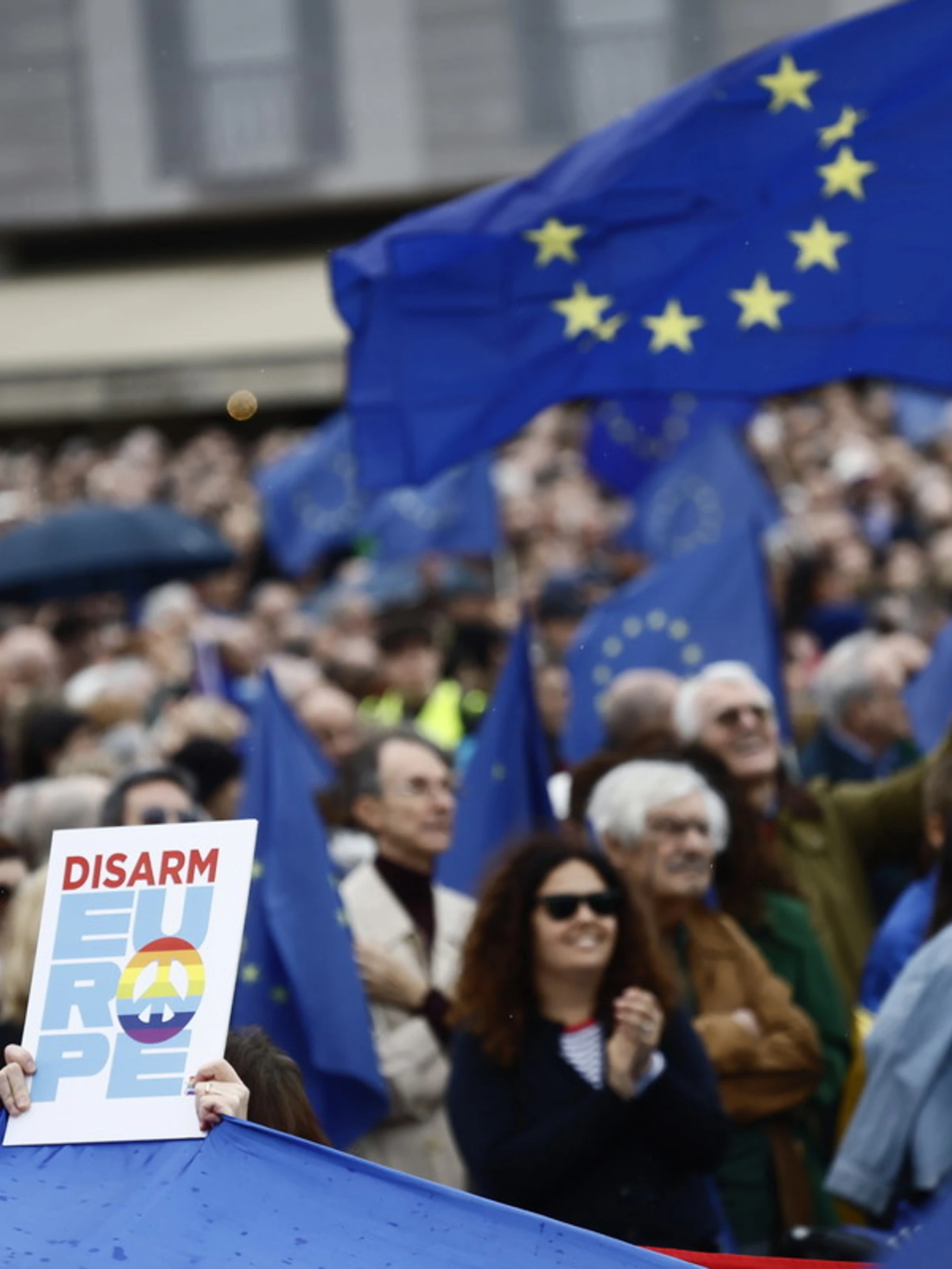 Repubblica contro il maschio bianco e anziano? Ma nella loro piazza... ecco chi spunta