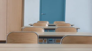 Taranto, professore aggredito da uno studente: preso a calci e pugni
