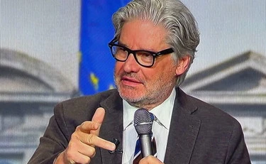 Paolo Del Debbio spiana Macron: "Bimbo, non capisci nulla"