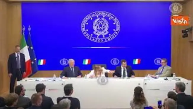 Leggi l'articolo: Salvini e Tajani: "Esenzione bollo è solo l'inizio", Meloni scherza: State calmi, ci sente Giorgetti