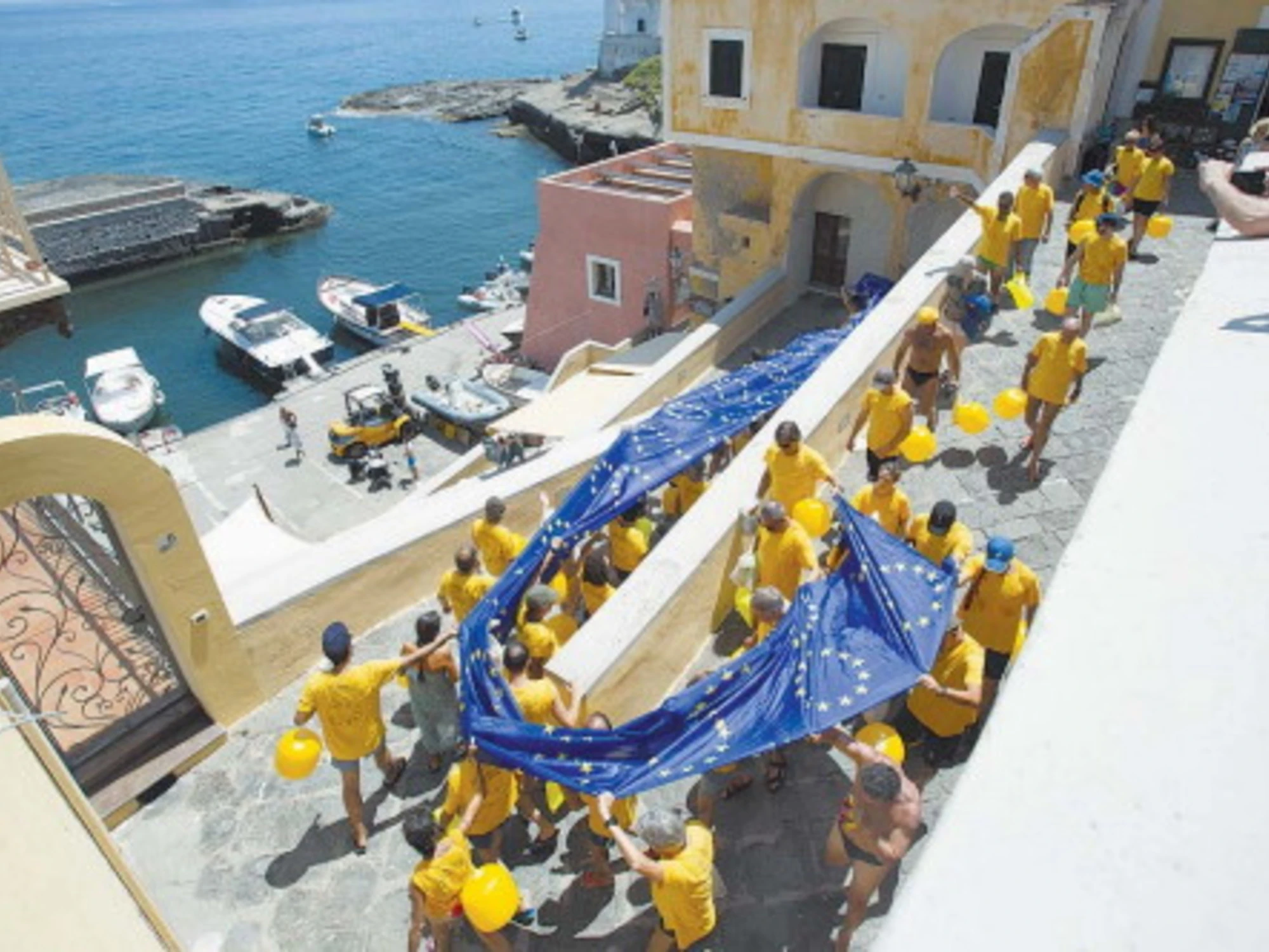 Ventotene, è partita una rivolta tragicomica: l'ultima sceneggiata di una sinistra in malafede