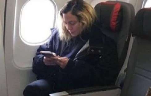 Madonna fotografata in aereo: maxi-ricrescita, zero trucco e giubbottone. È irriconoscibile