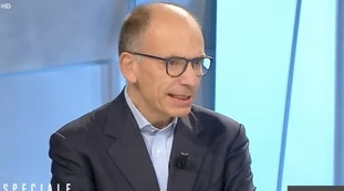 Mezz'ora in più, Enrico Letta si presenta così dalla Annunziata: "Colpa di Salvini?", il dettaglio nascosto sotto la camicia