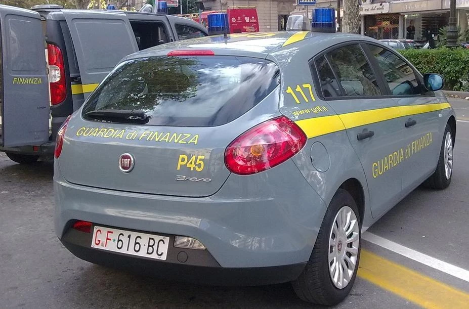 Roma, undicenne fermato dalla GdF per possesso di droga. Suo padre lo prende a schiaffi in piazza