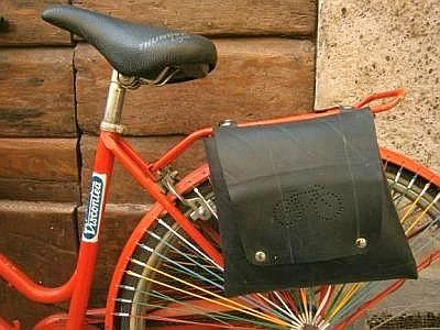 Evviva il riciclo creativo! Quando copertoni e zip diventano borse e accessori