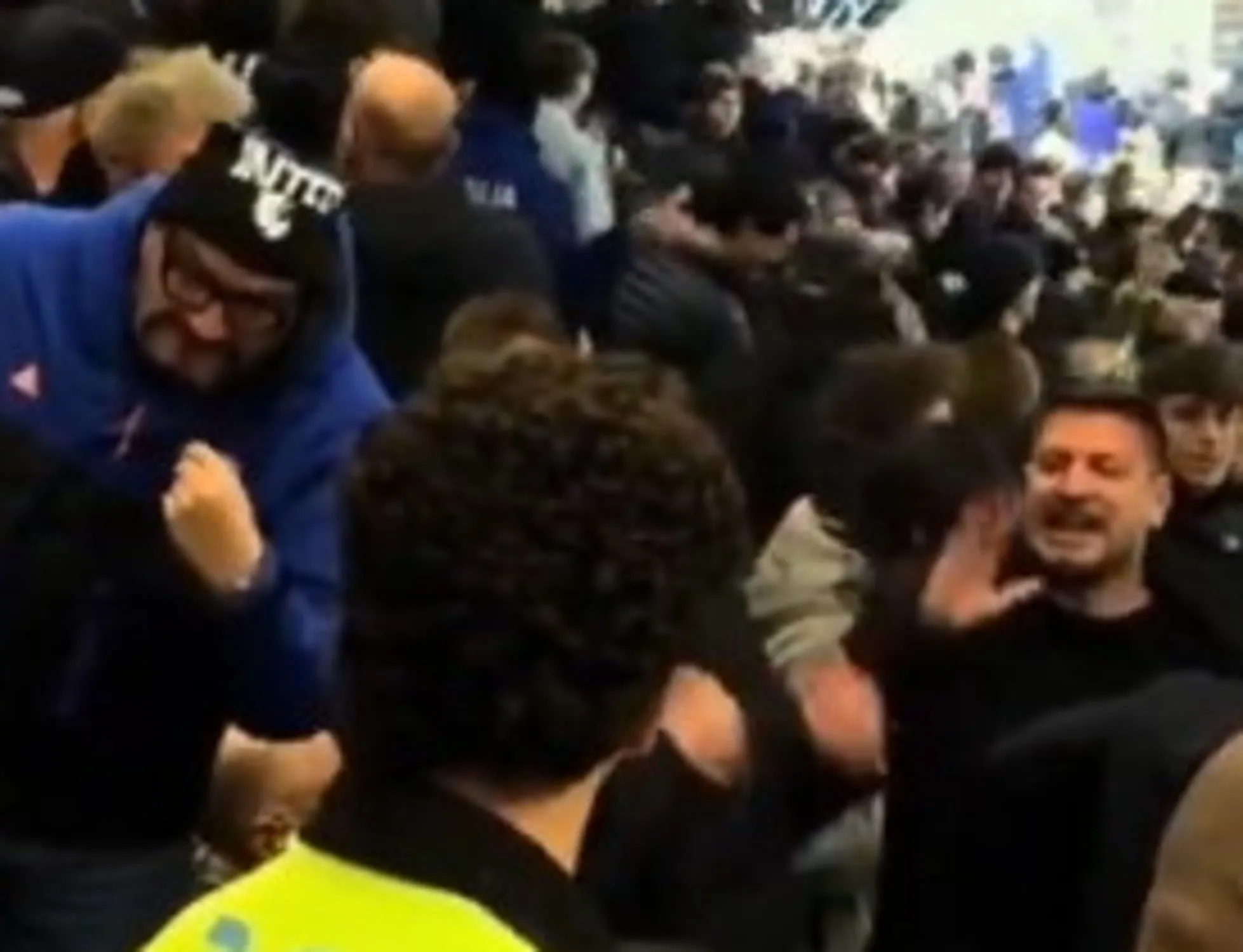 I dirigenti della Juve aggrediti in tribuna <span style="color: rgb(153, 0, 0);">Video</span>