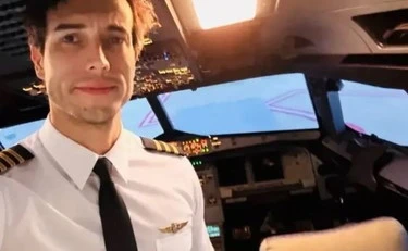 Istruttore di volo si suicida lanciandosi dall'aereo: la frase choc alla allieva prima di farla finita