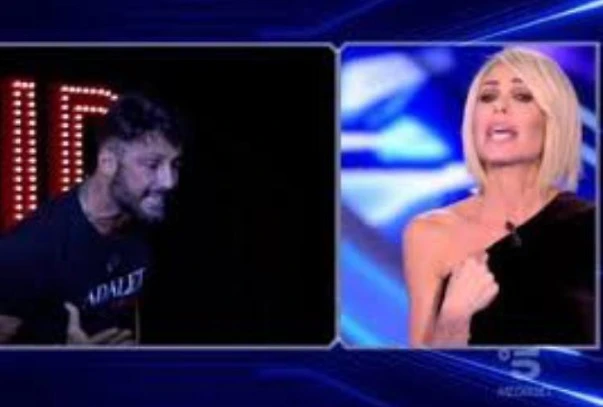 Grande Fratello Vip, nella clip con il "best of" censurato lo scontro tra Fabrizio Corona e Ilary Blasi