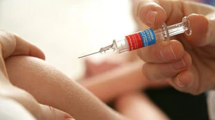 Coronavirus, 75enne israeliano fa il vaccino e poi muore: "Nessuna correlazione", ma scatta l'indagine