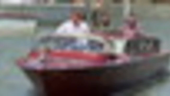 Venezia, l'arrivo in barca degli Oasis Liam e Noel Gallagher