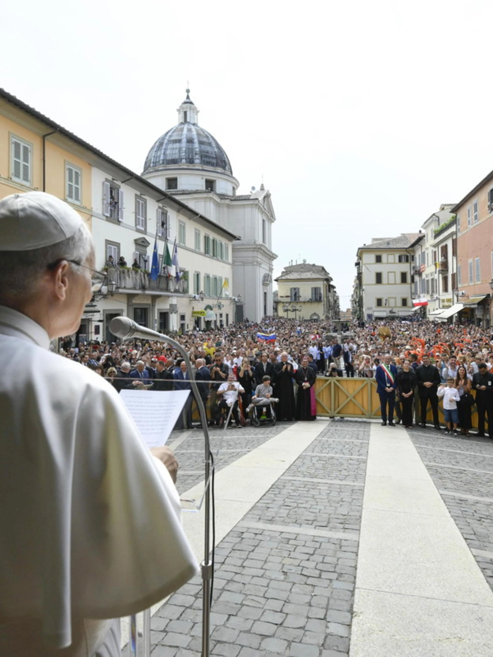 Leone XIV a Castel Gandolfo a Ferragosto: come Benedetto XVI