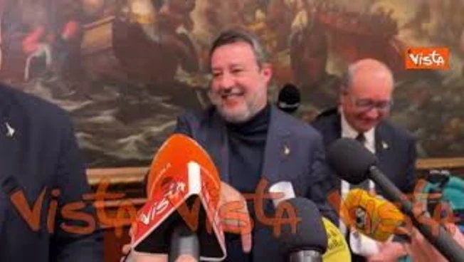 Salvini va via a fine conferenza stampa inseguito dai cronisti ma risponde solo sul Milan