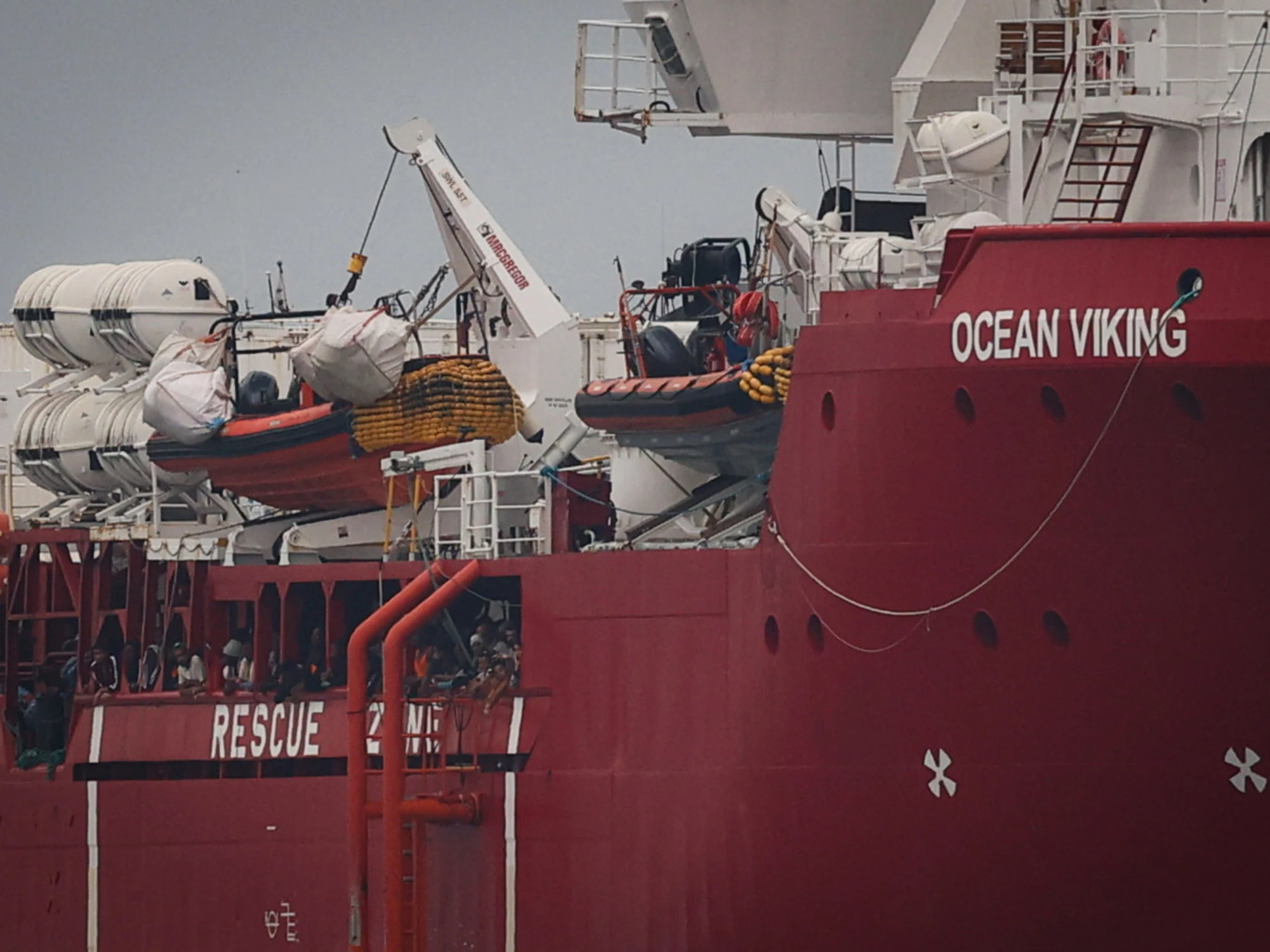 "Sbarcate a Marina di Carrara". E l'Ong frigna, scontro acceso col governo