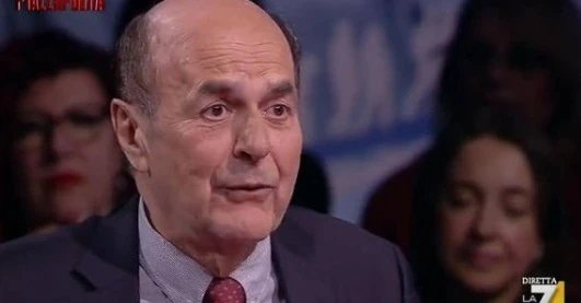 PiazzaPulita, Pierluigi Bersani contro Matteo Salvini: tifa manette e gli dà del razzista