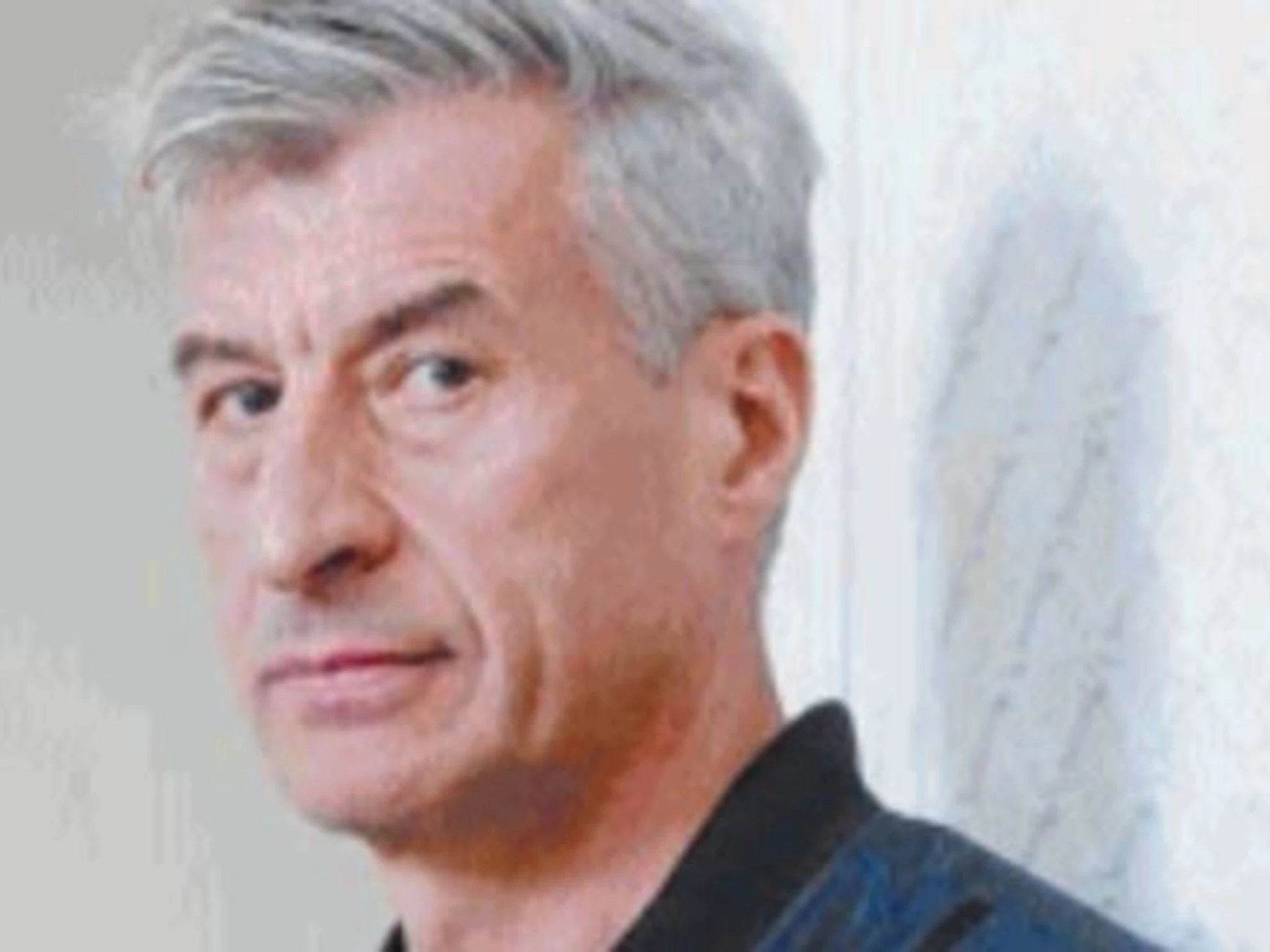 Ci mancava Cattelan: grida al "fascismo"