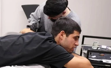 Carlos Alcaraz, il nuovo tatuaggio: uno "sfregio" a Jannik Sinner?