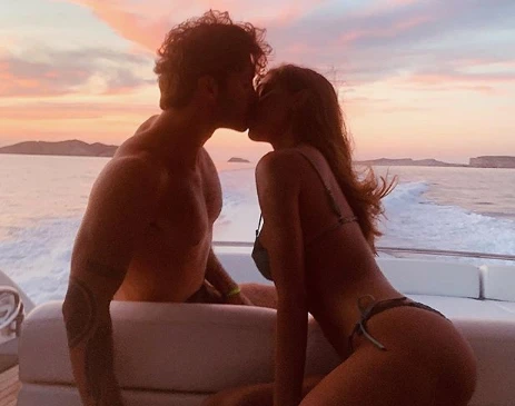 Belen Rodriguez, Stefano De Martino la bastona: "La carriera? È molto fortunata, perché...". Sincero, troppo