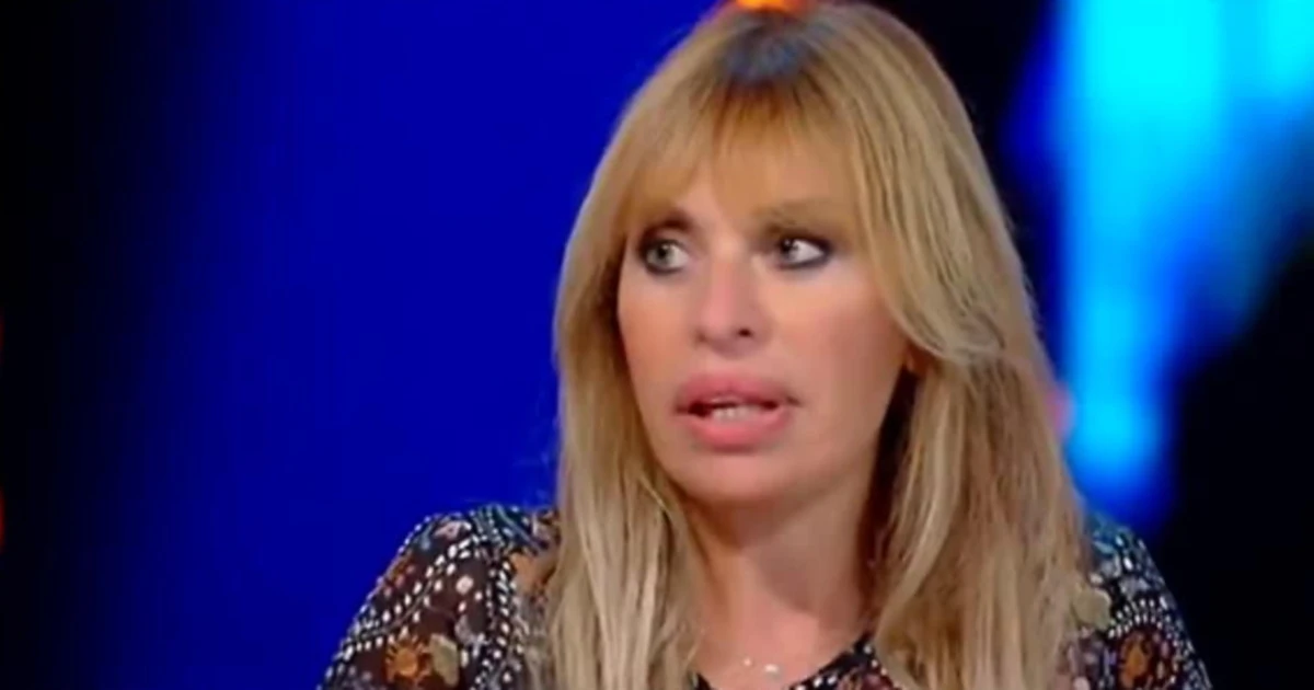 Alessandra Mussolini fa shopping? Nel pacchetto il biglietto: "Fascista di m***"
