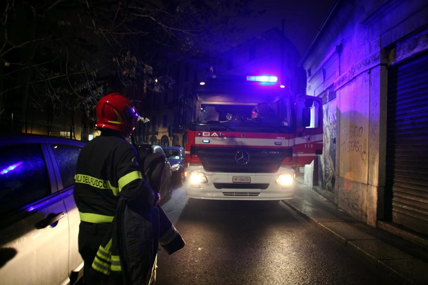 Catania, salta in aria un palazzo: tre vittime. La fuga di gas e il sospetto: il botto per la motosega usata dai pompieri?