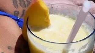 Elettra Lamborghini in bikini sul lettino, l'obiettivo vaga intorno allo slip. Occhio all'orlo: estate bollente