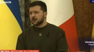 Zelensky contro Berlusconi: "La sua casa bombardata"