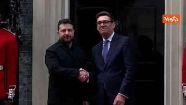 Zelensky incontra Primo ministro britannico Burnham a Londra, il saluto tra i due