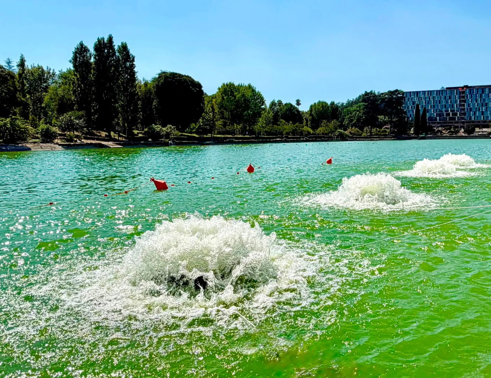 EUR Spa, Laghetto Eur: installati i primi quattro aeratori di superficie. Positivi i risultati delle analisi delle acque a seguito dei trattamenti biotecnologici effettuati