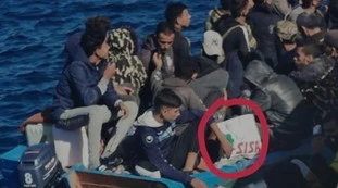 Salvini, la foto con cui sbugiarda la Lamorgese: "Migranti in fuga dalla guerra con sportina di supermercato italiano"