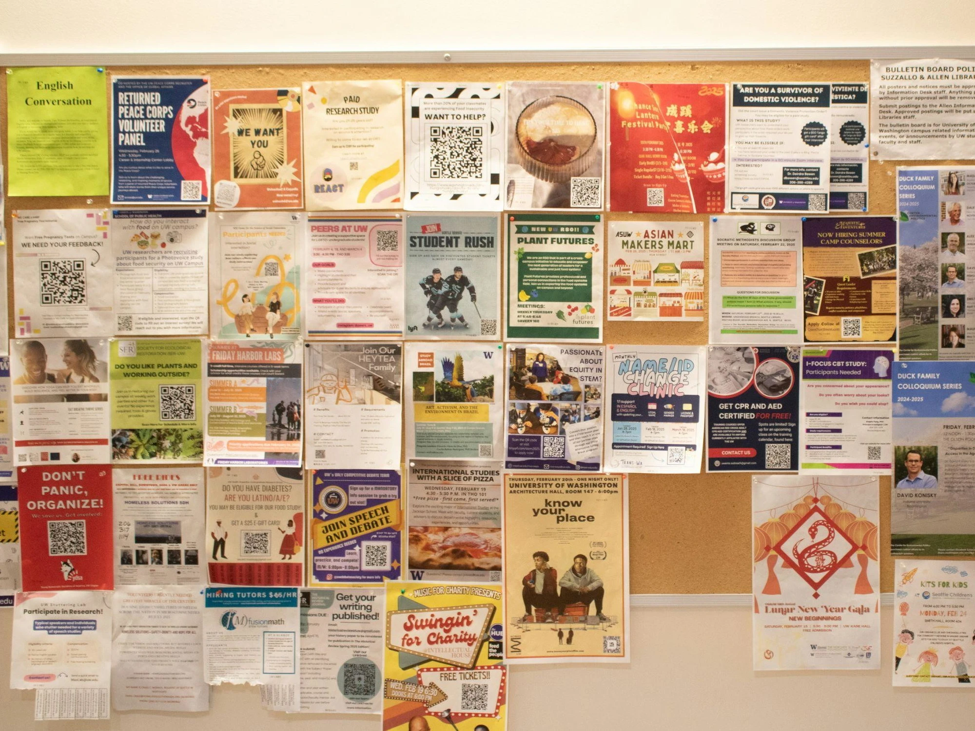 Il calendario sulla porta dell'associazione