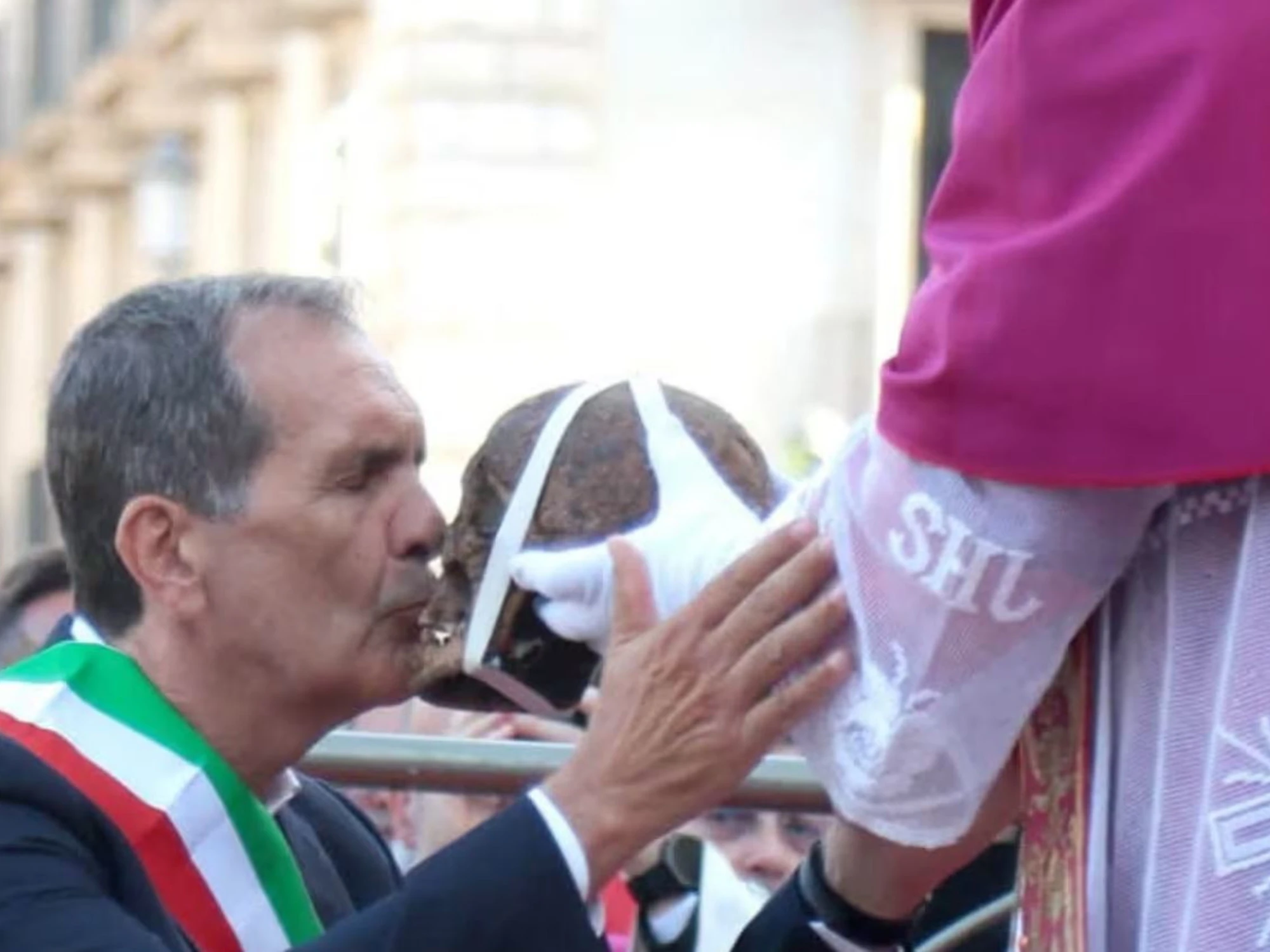 Catania, il sindaco di Fdi bacia Sant'Agata? Lo insultano: interviene La Russa