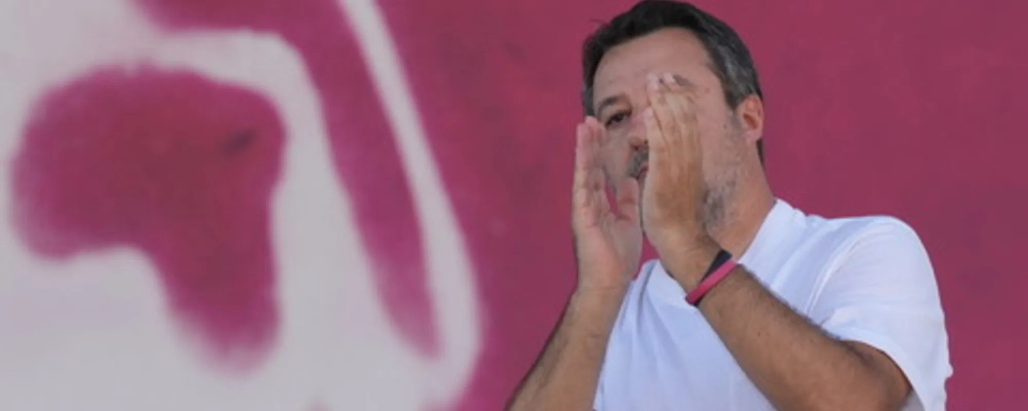 Tripudio-Salvini. E si scatena contro Rep: "Sciacquatevi la bocca"