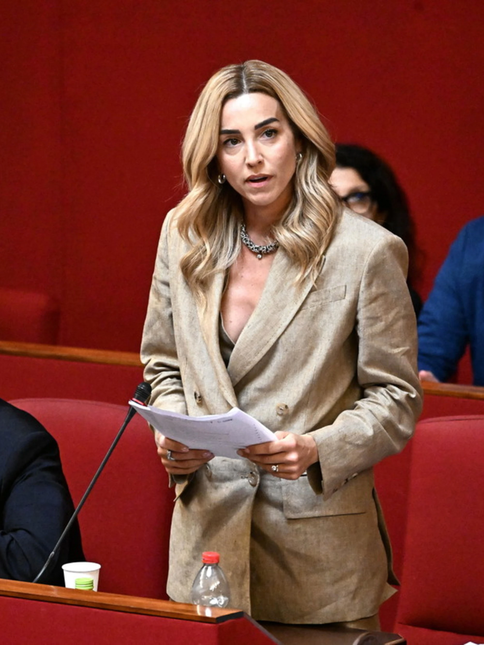 Genova, Salis toglie il taser agli agenti: insorge il centrodestra