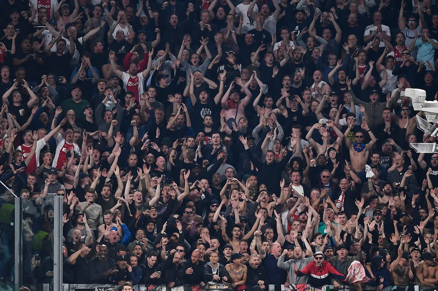 Ajax, niente trasferta a Londra per i tifosi: "Pericolo per la sicurezza", scenario da guerriglia