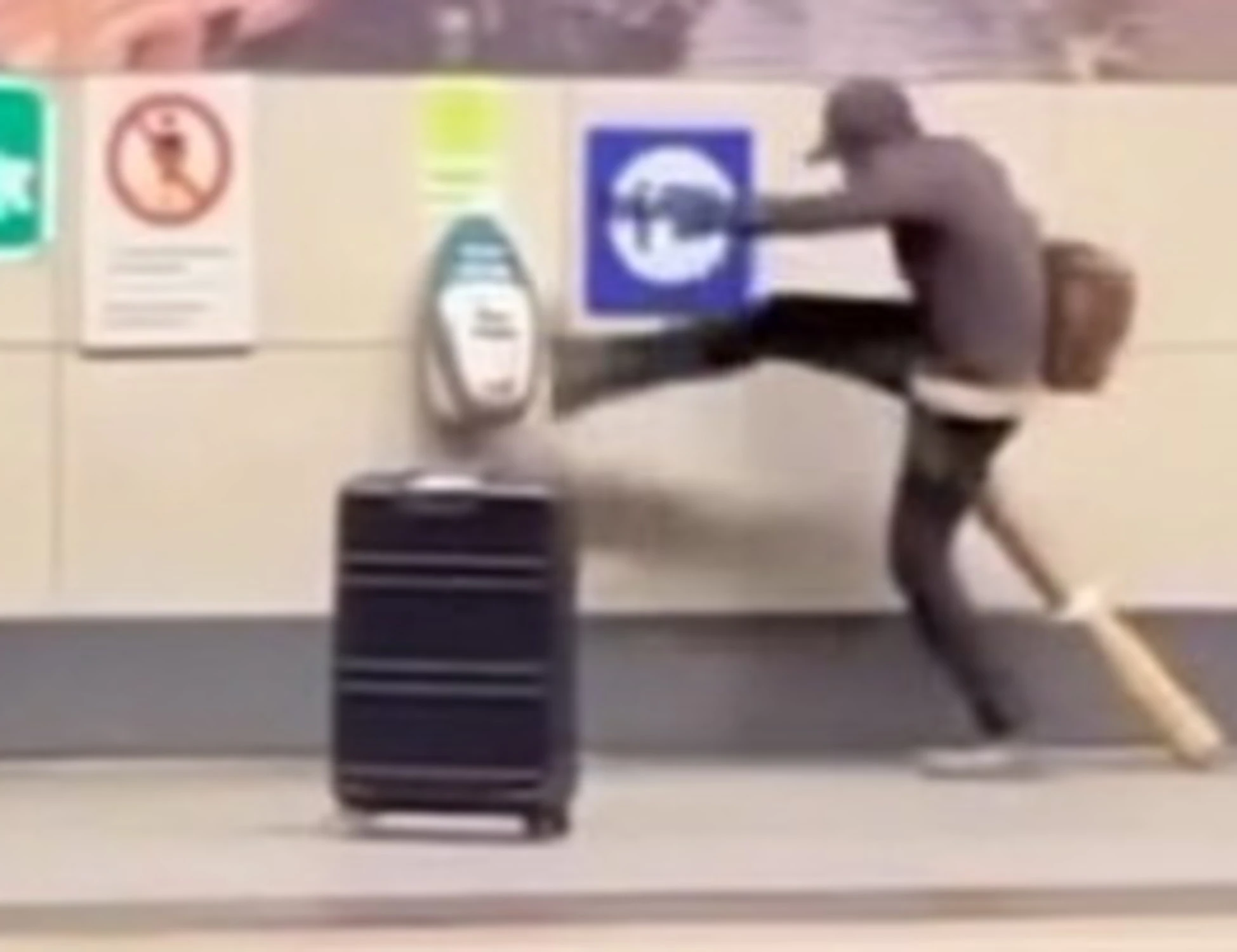 Torino, la follia dell'immigrato in stazione Porta Susa: "Delinquente e defic***"