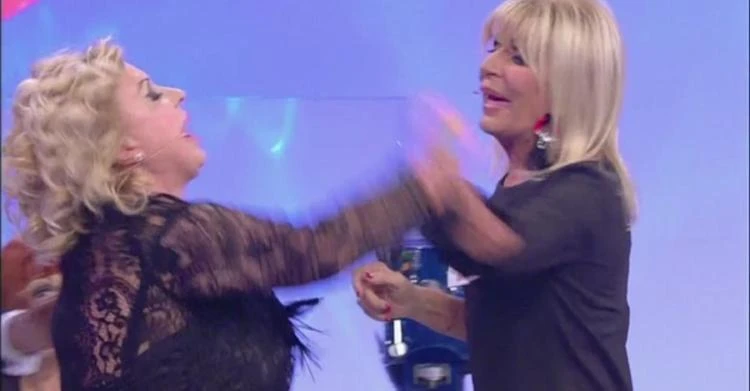 Uomini e Donne, Tina Cipollari alza la gonna a Gemma Galgani: da brividi, cosa si vede. Mediaset censura