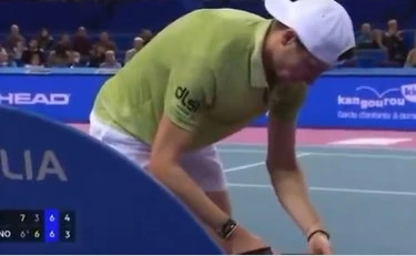 Humbert controlla il telefonino in campo poi perde: travolto dai sospetti