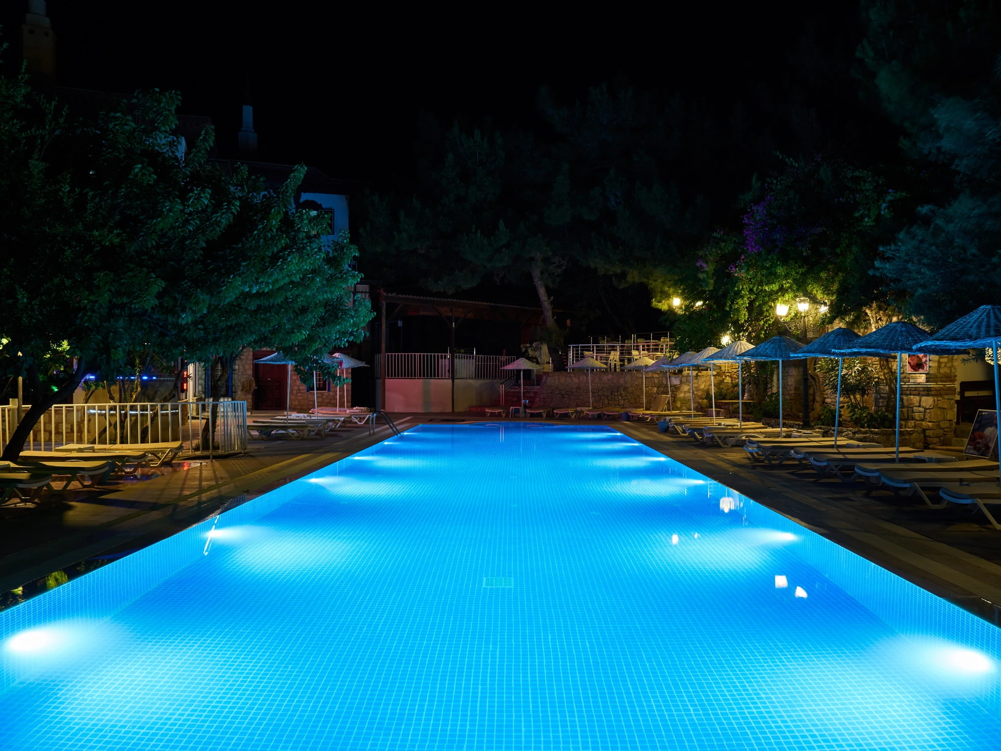 Milano, 28enne annega in piscina: aveva scavalcato la recinzione nella notte
