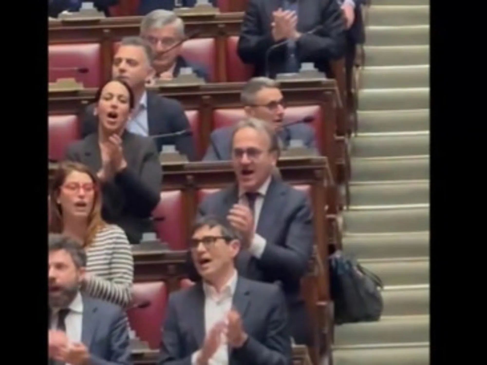 Dl Sicurezza, FdI denuncia Bonelli: "Mentre cantavamo l'inno...", lo sfregio in Aula