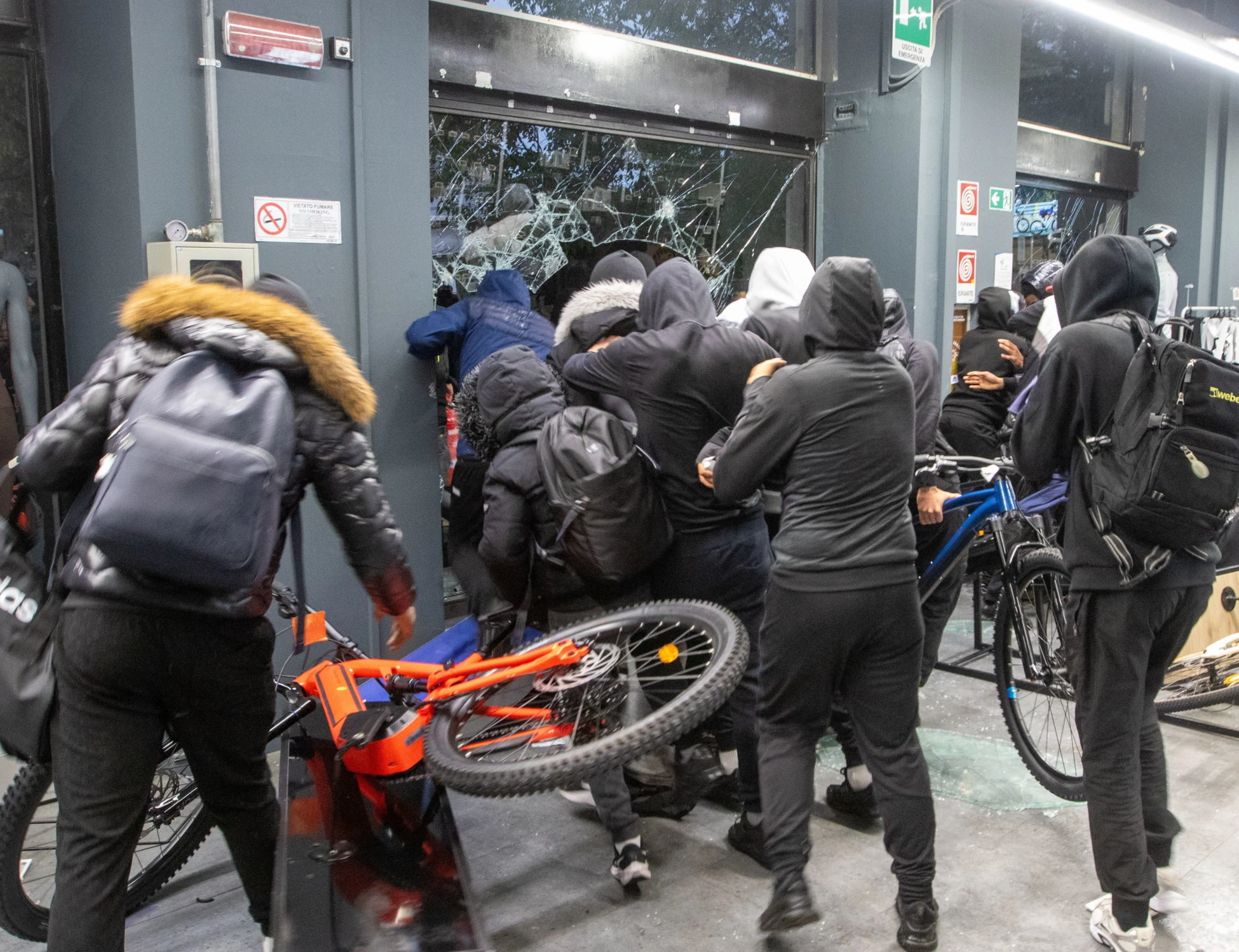 Il nemico è l'Occidente: chi depreda rovescia il suo odio contro chi lavora e costruisce