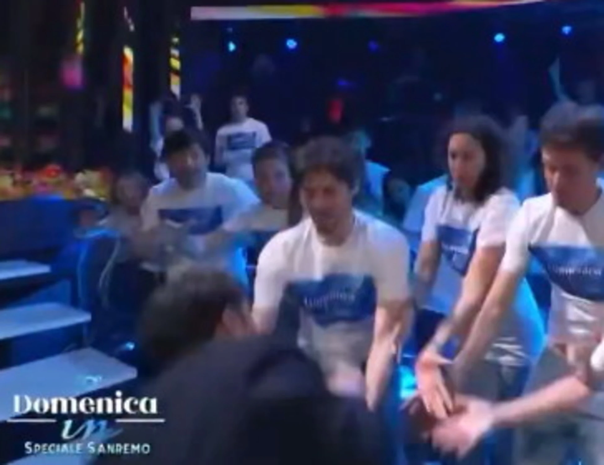 Sanremo 2026, Sal Da Vinci cade dal palco: imbarazzo da Mara Venier