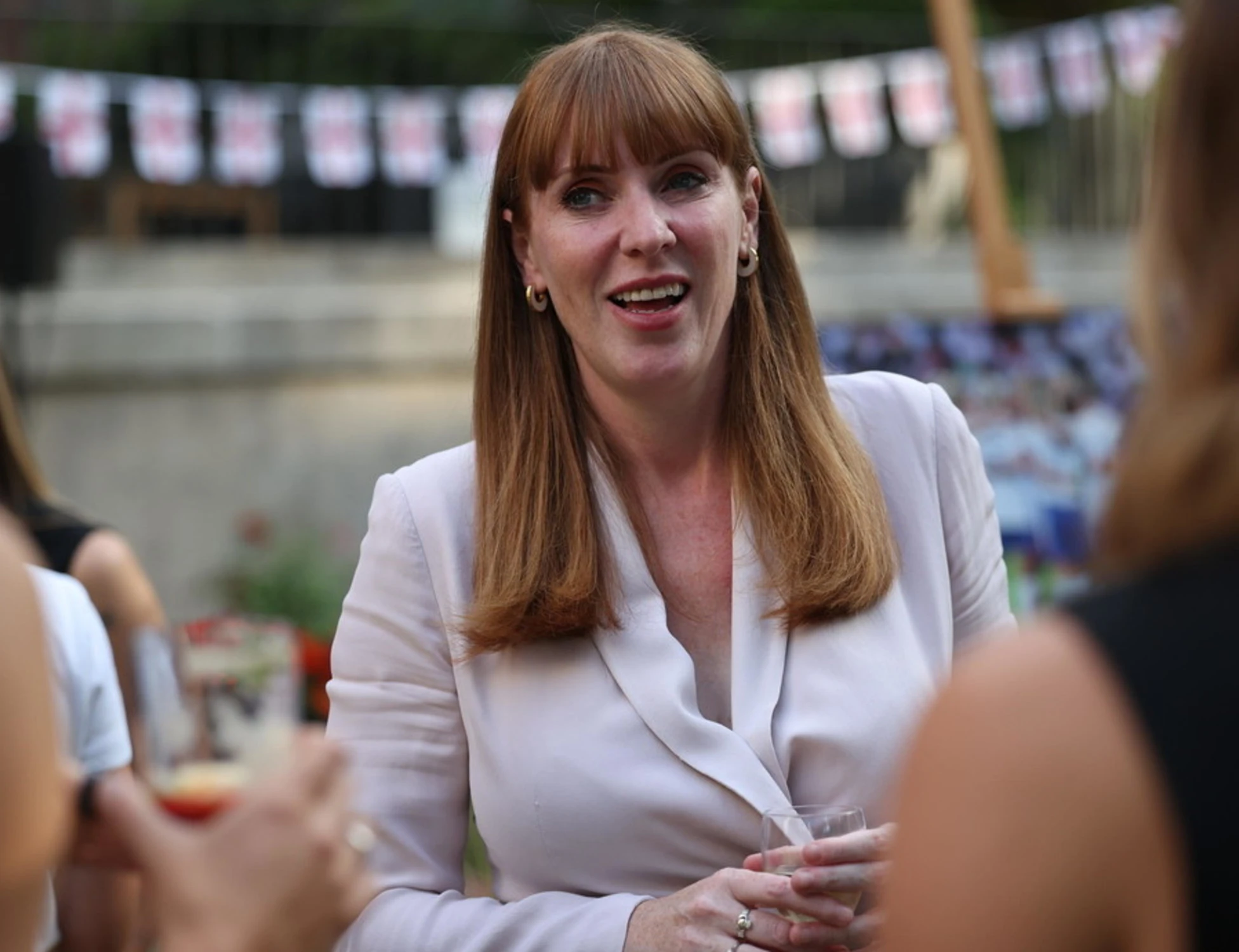 Angela Rayner si dimette: evasione fiscale, Starmer e sinistra a picco. Vola Farage