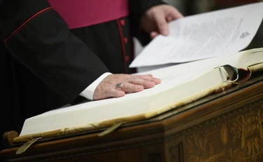 Il primo conclave dopo Bergoglio: drappi rossi e pallottoliere