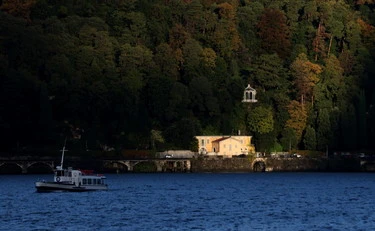 Lago di Como, bambina di 10 anni si tuffa e non riemerge