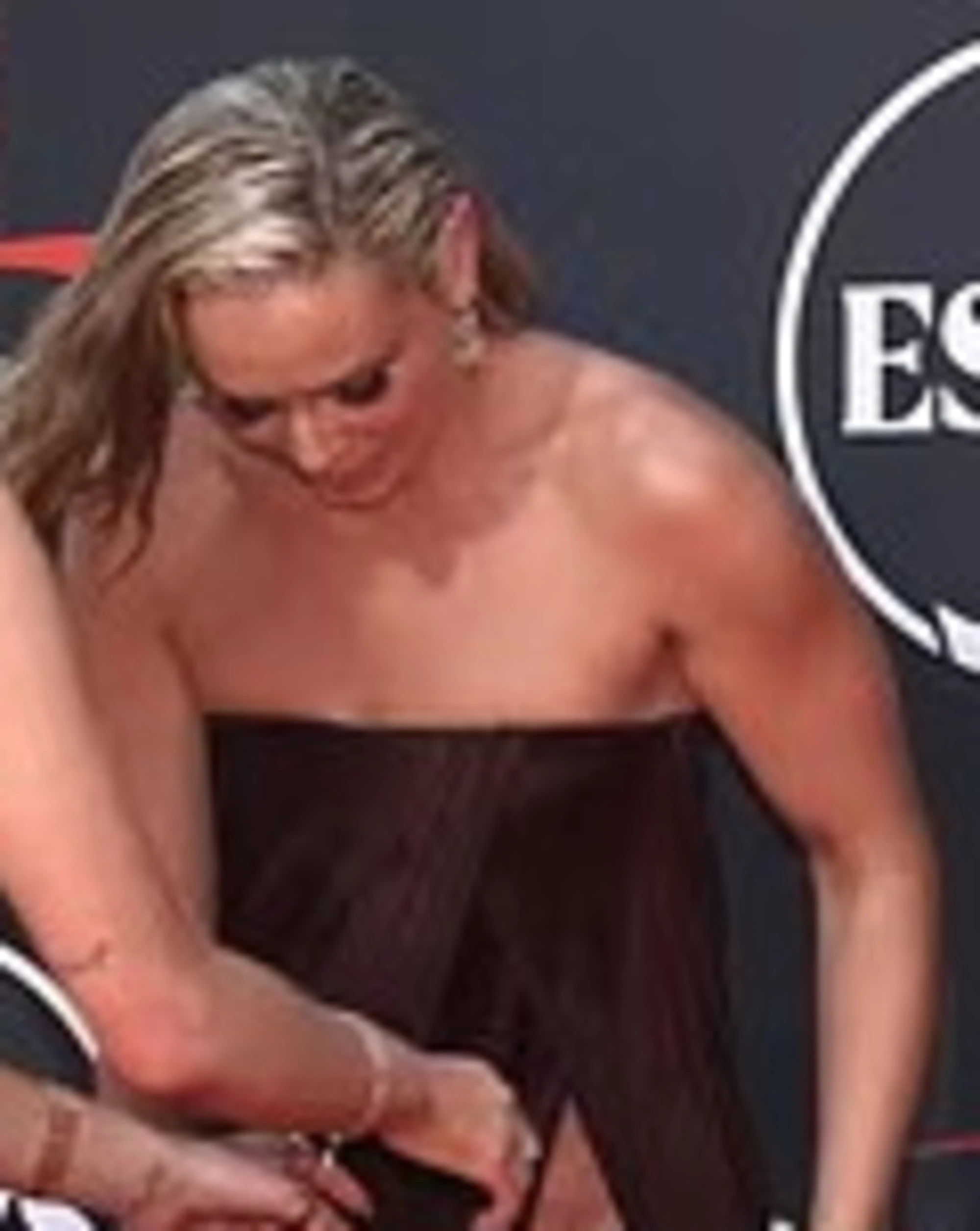Lindsey Vonn, incidente hot sul red carpet: il vestivo vola via
